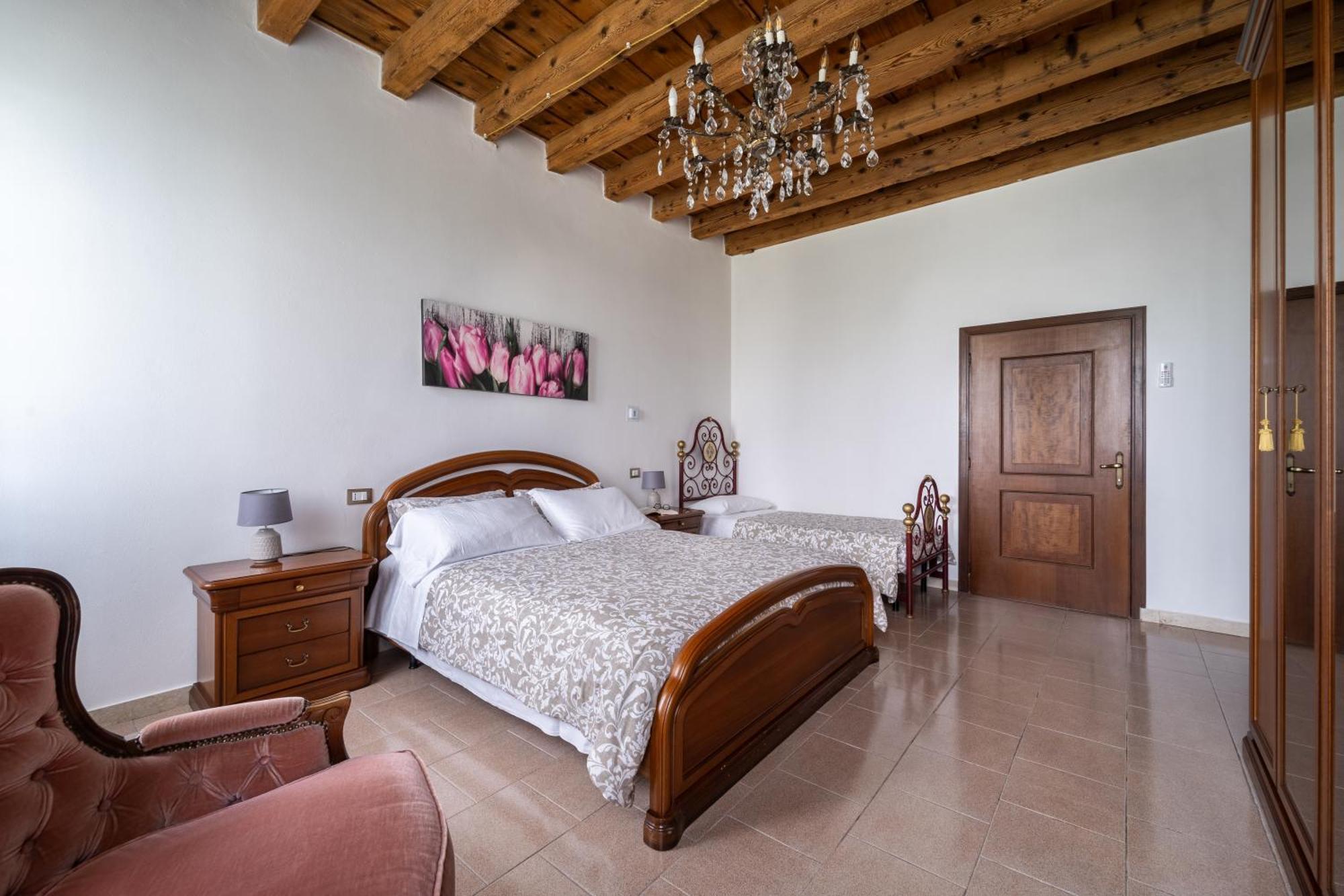 Antico Stemma Corte Meneghella Monzambano Buitenkant foto